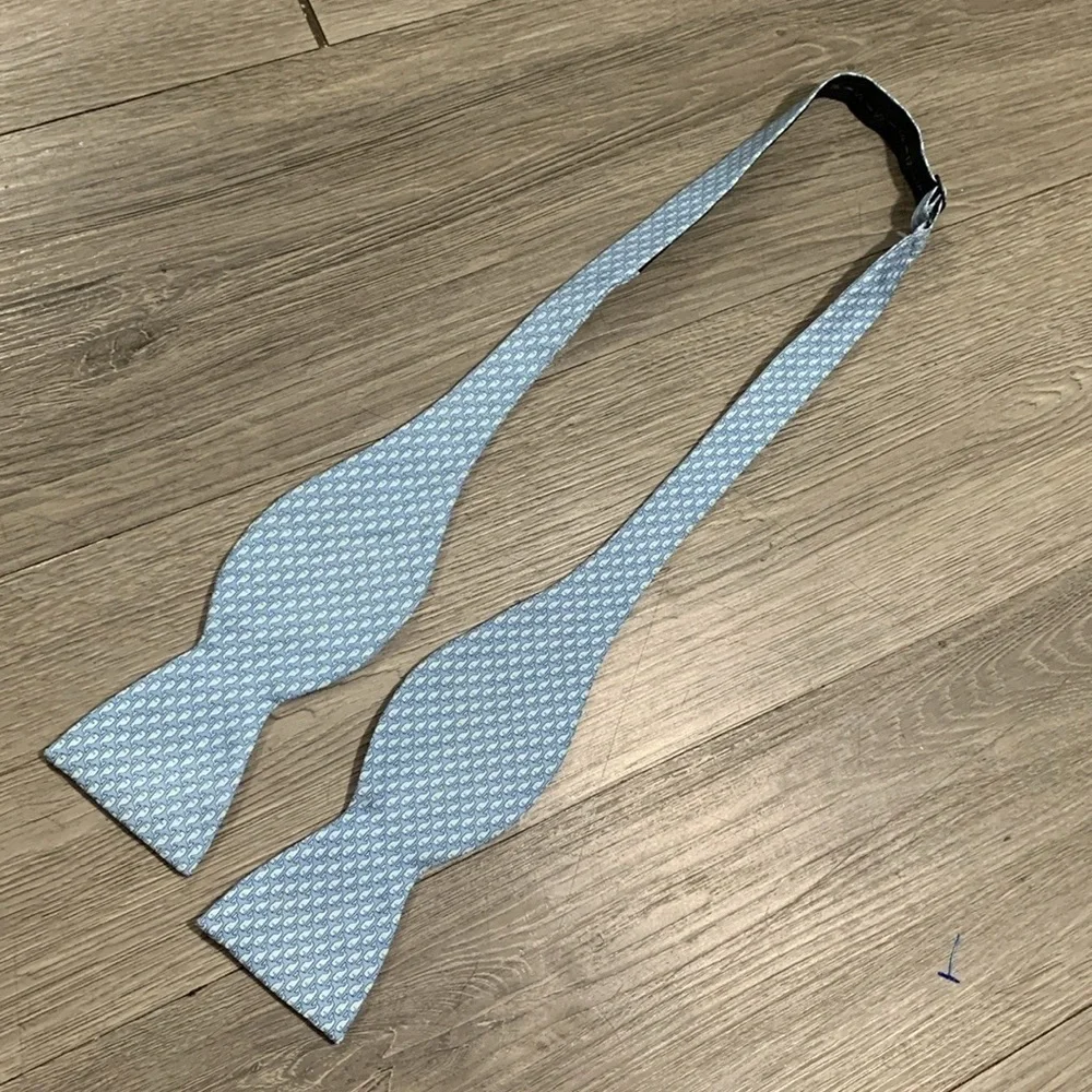 Vineyard Vines‎ Martha’s Vineyard Whale Print 100% Silk Handmade Bow Tie